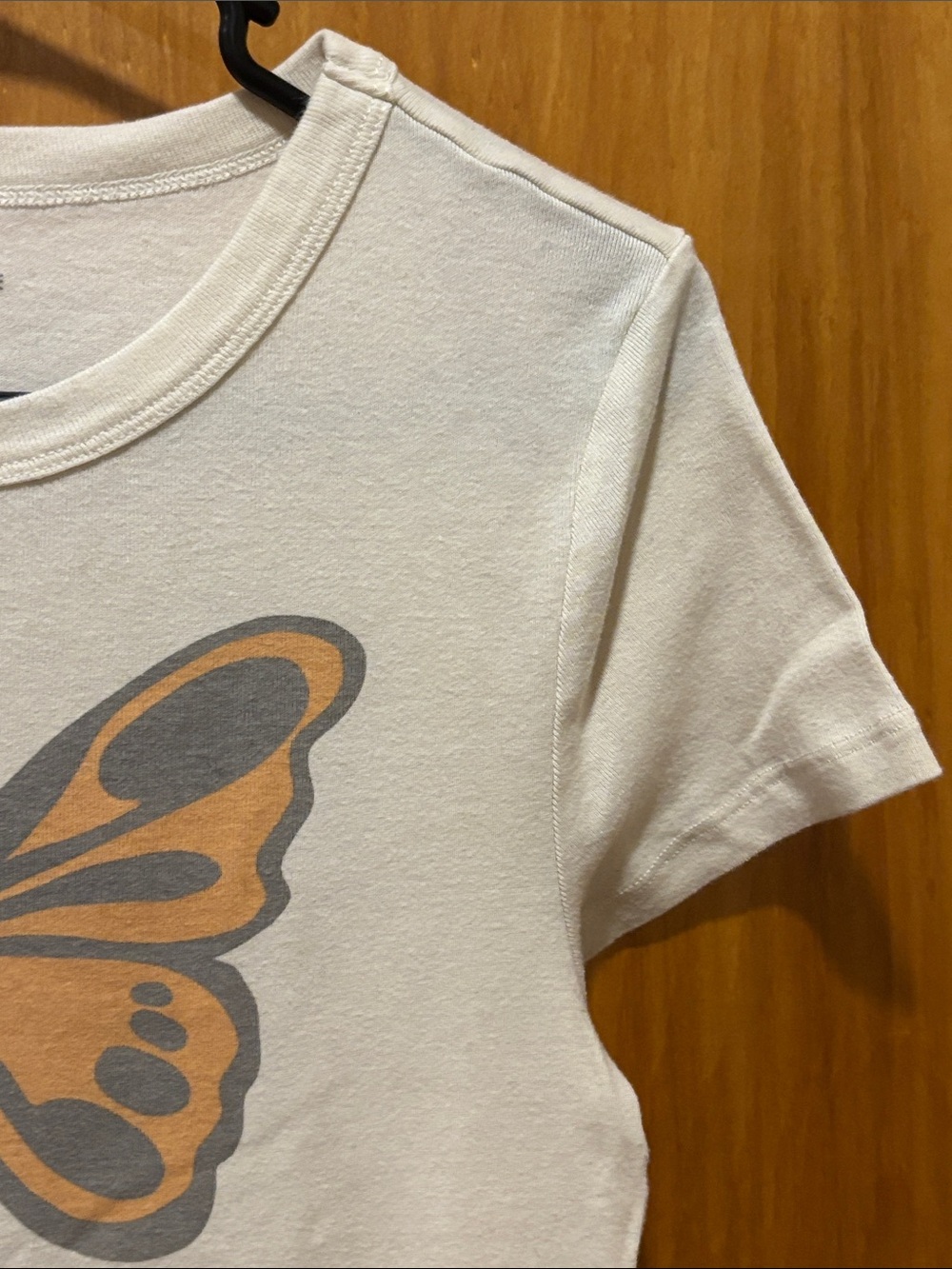 ⭐ 3 for $15 American Eagle Outfitters White Short Sleeve Tee with Orange Butterf - Picture 5 of 12